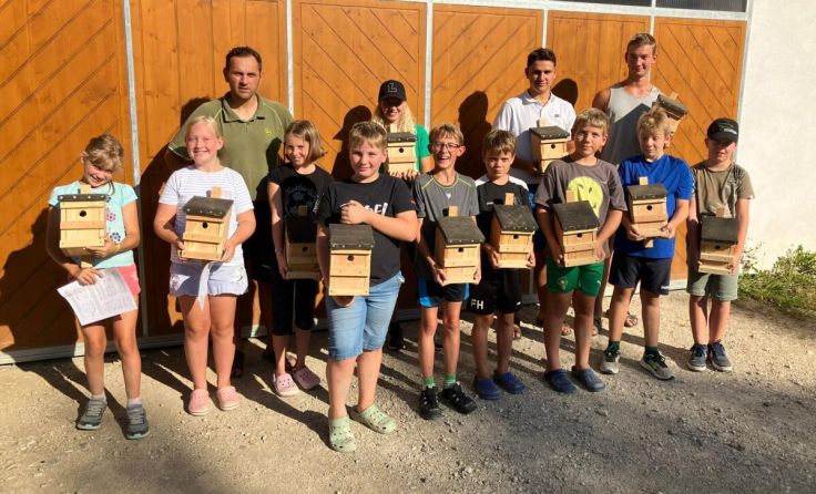 Die Kinder sind stolz auf ihre Nistkästen. (Foto: FPÖ Gaspoltshofen)