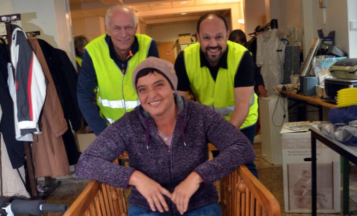 Heidi aus Stroheim wurde beim Waizenkirchner Pfarrflohmarkt fündig. (Foto: Josef Pointinger)