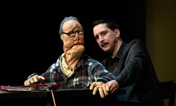Nikolaus Habjan tritt in Alkoven auf. (Foto: Thomas Aurin/Deutsches Theater Berlin)