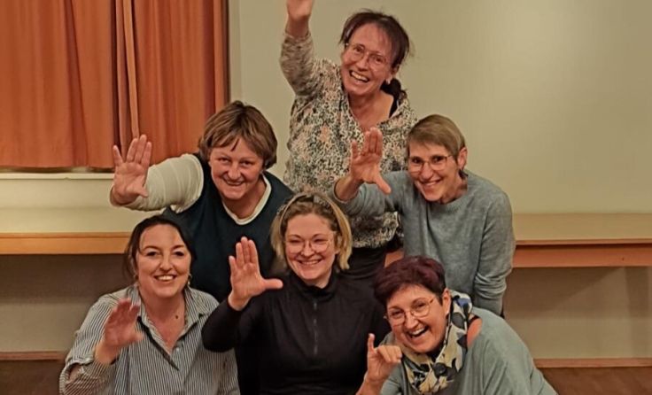 Die Damen des KFB Hartkirchen bei den Proben für die Mitternachtseinlage (Foto: Hermine Aichinger)