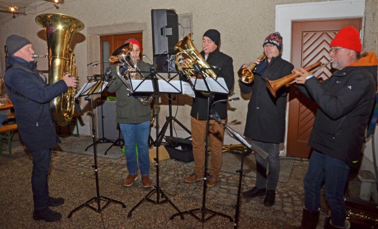 Die Musiker sorgten im Schloss Weidenholz für weihnachtliche Stimmung. (Foto: Josef Pointinger)