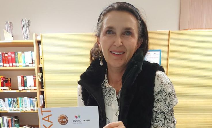 Die Bücherei-Leiterin Doris Bartos mit dem Zertifikat (Foto: Vanessa Ornetzeder)