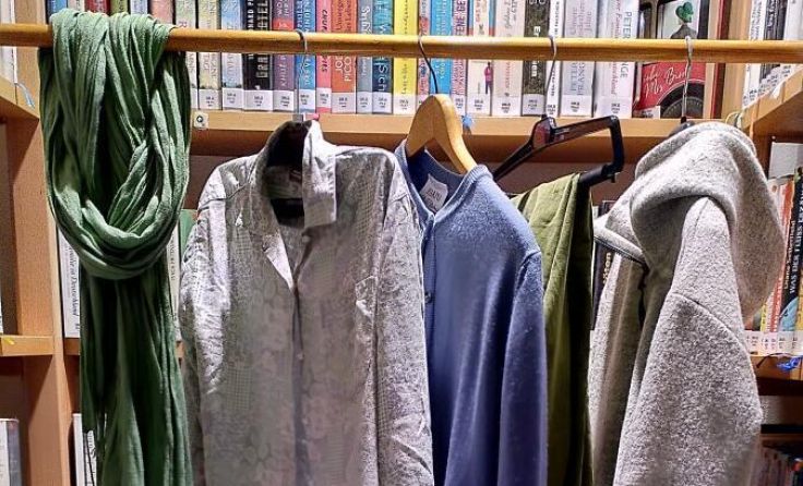 Kleidertausch in der Eferdinger Stadtbücherei (Foto: Leonore Geißelbrecht)