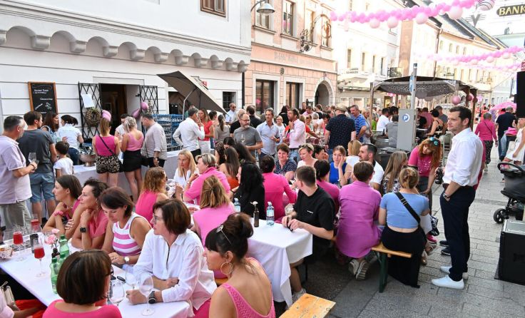 In der Eferdinger Schmiedstraße findet wieder "La Notte Rosa" statt. (Foto: Eventfoto)
