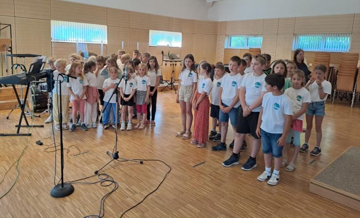 Die Pollhamer Volksschüler bei den Tonaufnahmen für ihren neuen Schulsong (Foto: Sandra Lehner)