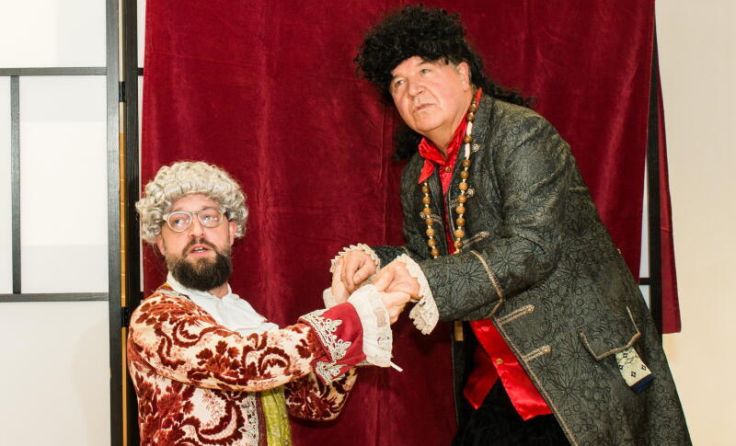 Das Peuerbacher Schlosstheater spielt Molières „Tartuffe“. (Foto: Helmut Krüger)