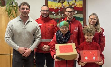Hartkirchner Jugendrotkreuz übergab 100 Geschenkschachteln an Caritas-Wärmestube Linz