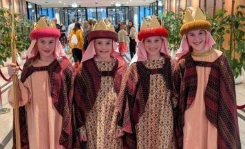 Sternsingerinnen aus Waizenkirchen bringen Friedensbotschaft ins EU-Parlament