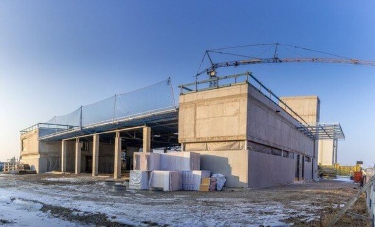 Der Bau des neuen Feuerwehrhauses in Alkoven schreitet voran. (Foto: Hermann Kollinger)