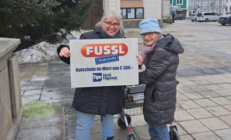Monika Pointner (l.) und ihre Klientin freuen sich über den Gewinn. (Foto: Tips)