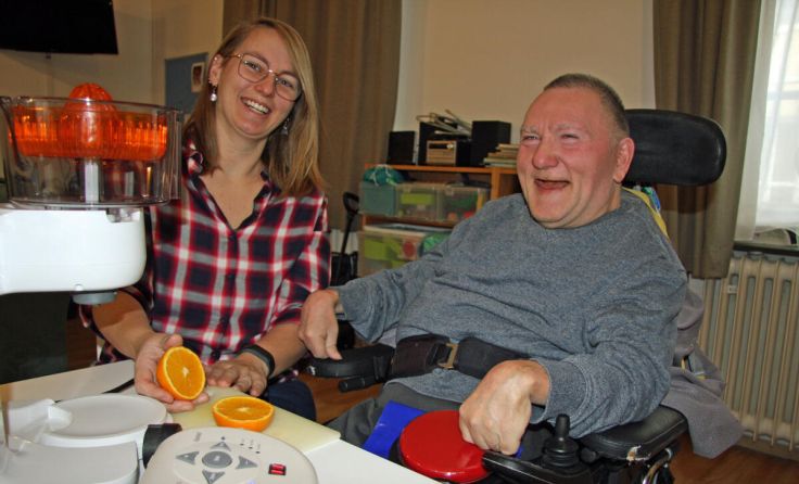 Melanie Gahleitner und Bewohner Norbert (Foto: Caritas)