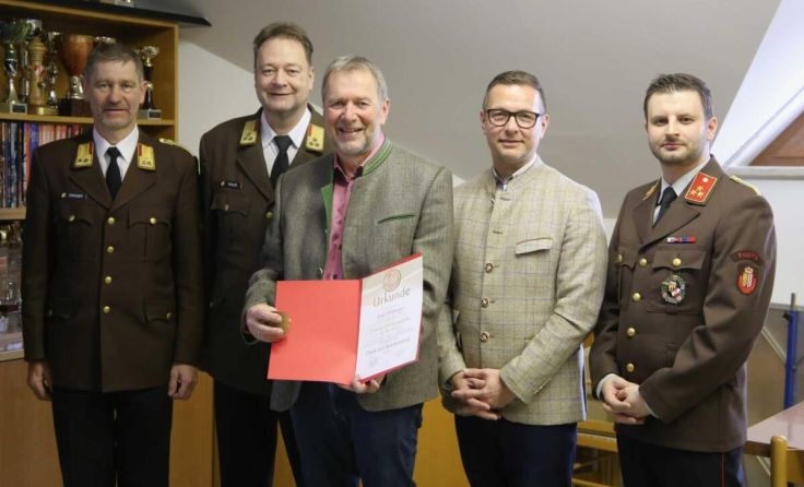 Josef Hofinger (Mitte) erhielt die Florian-Ehrenmedaille in Bronze. (Foto: FF Pupping)