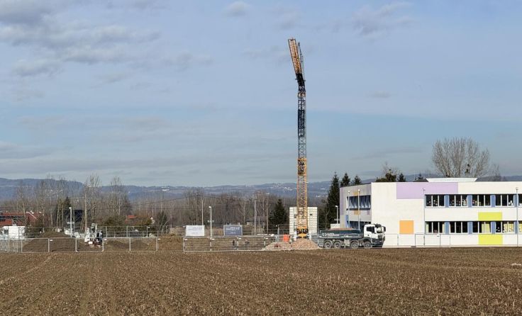 Die Baustelle für die Schulerweiterung braucht eine neue Zufahrt. (Foto: Fabian Ritzberger)
