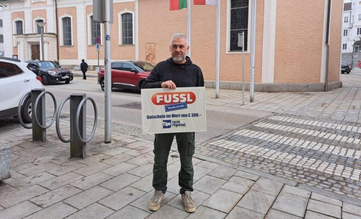 Werner Mayr aus Michaelnbach freut sich über seinen Gewinn. (Foto: Tips)