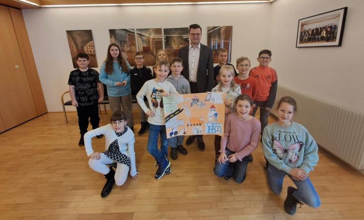 Die Drittklässler der VS Neukirchen im Gemeindeamt (Foto: Hochhold)