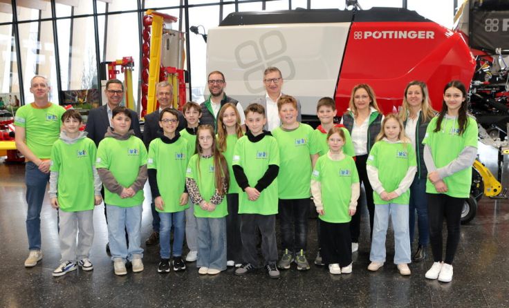 Die 1a-Klasse der MS St. Agatha zu Gast bei Pöttinger Landtechnik. (Foto: Andreas Maringer)