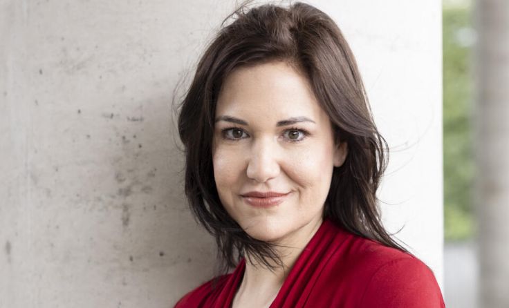 Birgit Birnbacher liest aus „Bericht von der leeren Schale der Waage“. (Foto: Alexandra Grill)