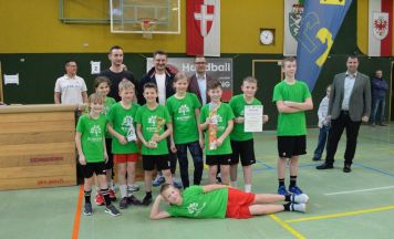 Volksschüler aus dem Bezirk Eferding spielen Handball
