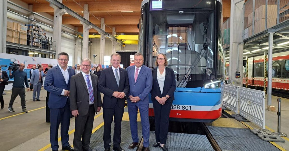 In Eferding wurde das erste TramTrain-Fahrzeug Österreichs vorgestellt
