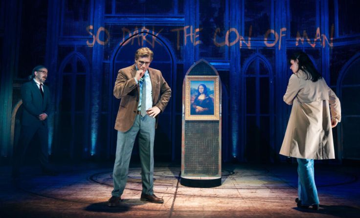 Hannes Levianto als Robert Langdon (rechts) auf der Bühne (Foto: Nico Moser)