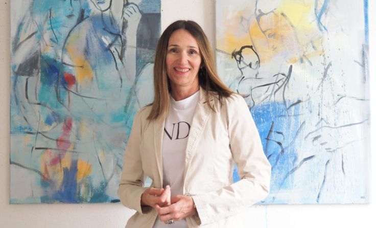 Karin Hehenberger eröffnet ihre neueste Ausstellung. (Foto: Karin Hehenberger)