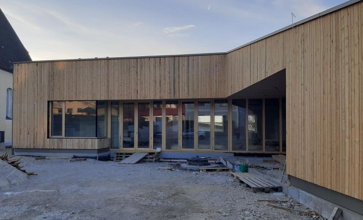 Neben der Michaelnbacher Kirche entsteht ein neues Pfarrheim. (Foto: Tips)