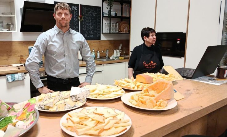 Im Hartrium wurde Schärdinger Käse verkostet. (Foto: Verein Hartkirchner Landleben)