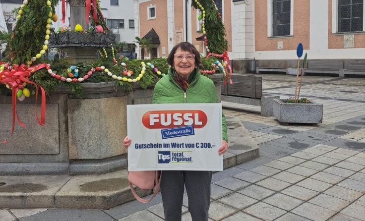 Gitta Haberfellner aus Grieskirchen freut sich über den Gewinn. (Foto: Tips)