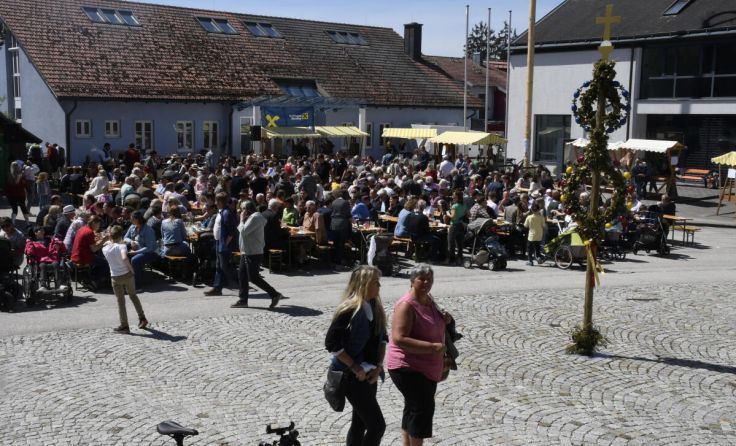 Der Stroheimer Ortsplatz wird wieder Schauplatz des Maifestes. (Foto: Gemeinde Stroheim)