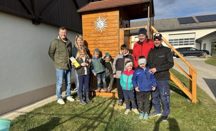 Kinder und Eltern in Eschenau freuten sich über die Sandlieferungen. (Foto: ÖAAB Eschenau i. H.)