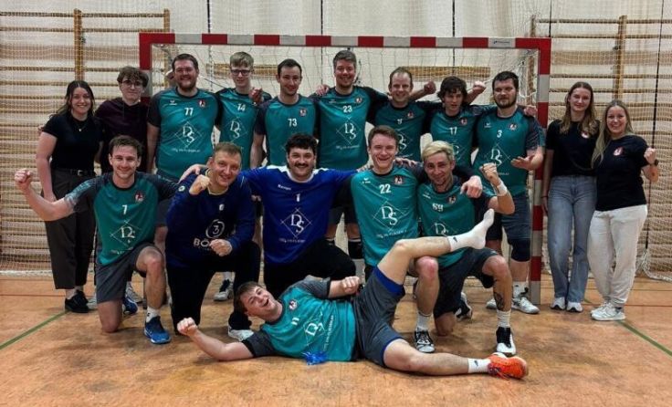 Die Eferdinger Handballer freuen sich über den Sieg gegen den ASKÖ HC Urfahr. (Foto: HC Eferding)