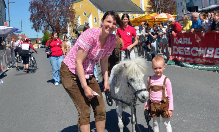 Groß und Klein versammelte sich beim Pferdemarkt in Waizenkirchen. (Foto: Josef Pointinger)