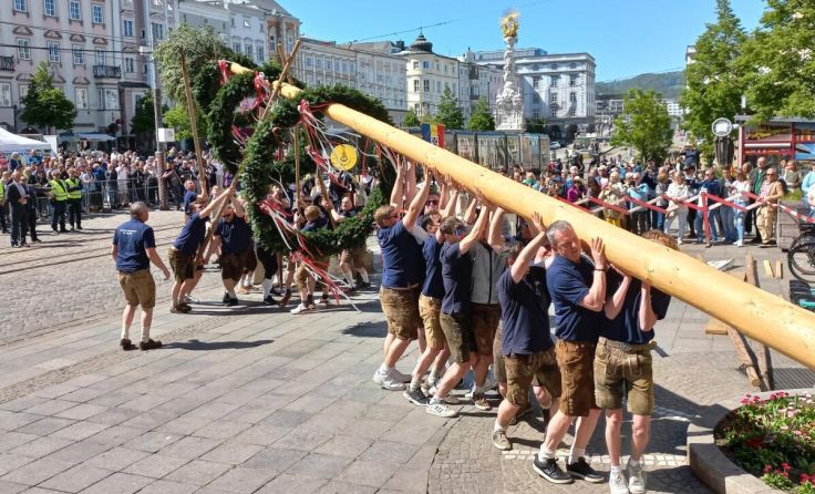 Agathenser Bauern und Landjugend stellten den Maibaum in Linz händisch auf. (Foto: Alois Ferihumer)