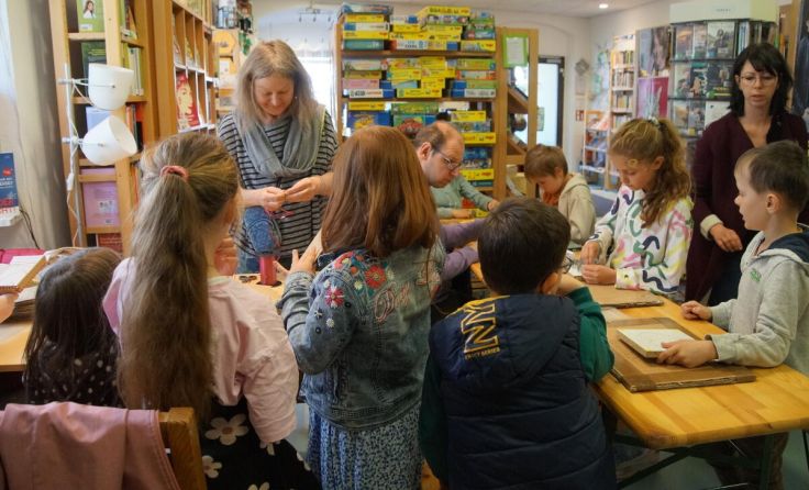 Kunden der Papierwerkstatt Hartheim bastelten gemeinsam mit den Kindern. (Foto: Stadtbücherei)