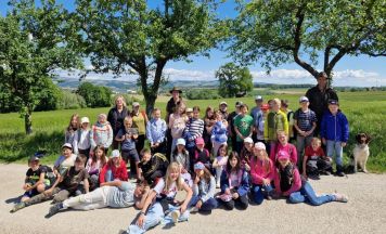 Waizenkirchner Volksschulkinder besuchten mit den Jägern den Wald