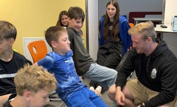 Natternbacher Fitnesscoach spricht in Schulen über gesunde Ernährung und Bewegung