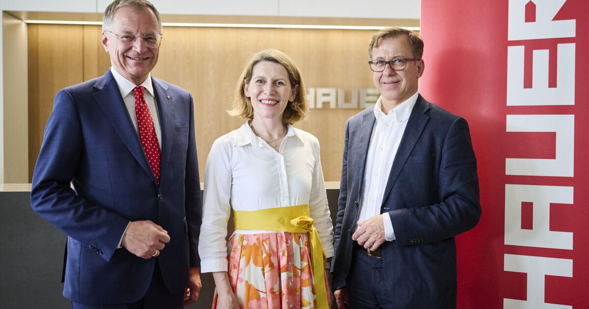 Landeshauptmann besucht Schauer Agrotronic in Prambachkirchen