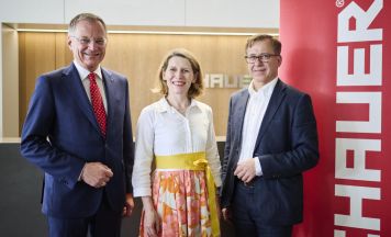 Landeshauptmann besucht Schauer Agrotronic in Prambachkirchen