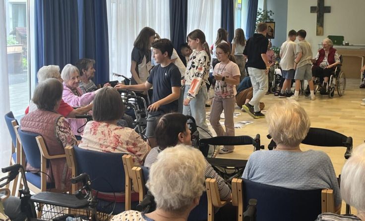 Musik verbindet Jung und Alt im Bezirksseniorenheim Eferding. (Foto: MS Alkoven)