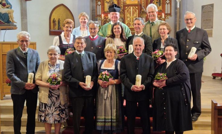 Sechs Paare feierten in der Pöttinger Kirche ihre Jubelhochzeit. (Foto: Pfarrgemeinde Pötting)