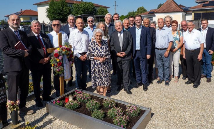 Kranzniederlegung beim Grab von Josef Ratzenböck (Foto: OÖ Seniorenbund)