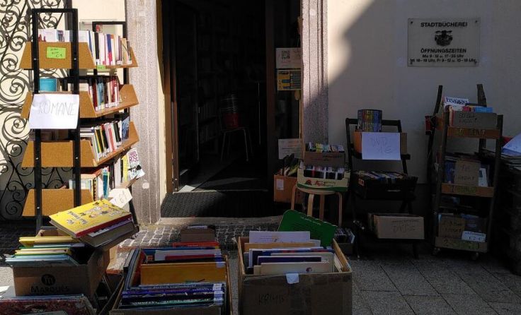 Bücherflohmarkt vor der Eferdinger Stadtbücherei (Foto: Leonore Geißelbrecht)