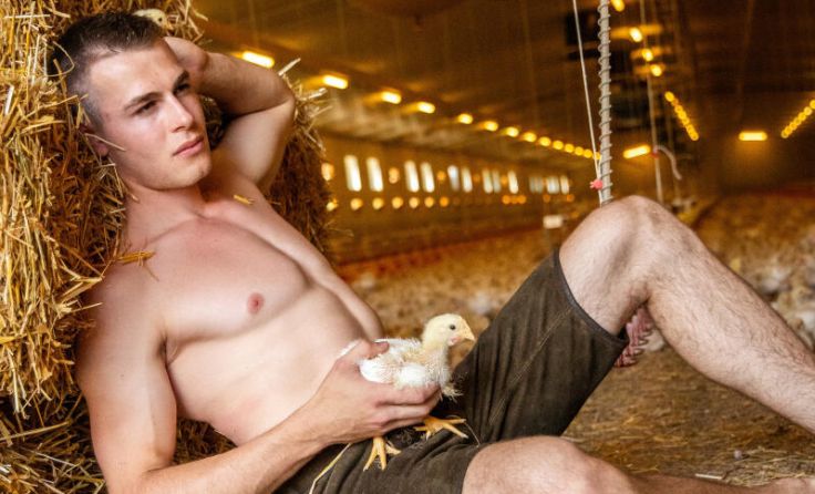 Simon Kaiblinger aus Alkoven ist im Jungbauernkalender 2027 zu sehen. (Foto: Jungbauernkalender)