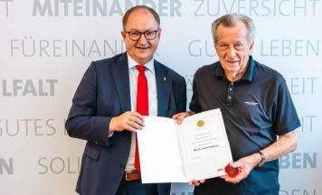 Ehrenmedaille für langjährigen Politiker aus Hinzenbach