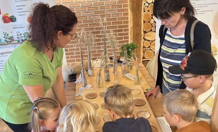 Esserwisser: Kindergarten beim Getreide (Foto: Gemeinde Rottenbach)
