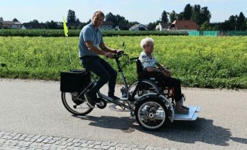 Rollstuhlfahrrad ermöglicht Ausflüge für Eferdinger Heimbewohner