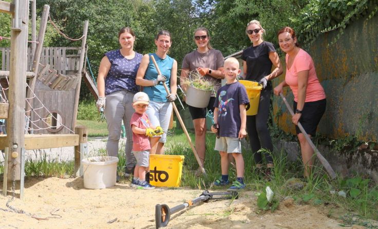 Hofkirchner Mütter und Kinder säuberten den Spielplatz in Sommerfeld. (Foto: Schrödl)