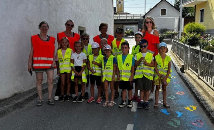 Bunte Fußspuren sollen in Alkoven für mehr Verkehrssicherheit sorgen. (Foto: Gemeinde Alkoven)
