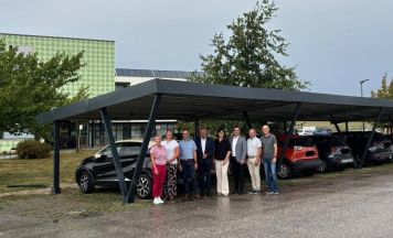 Sonnenstrom über den Parkplätzen des Hartkirchner Pflegeheims
