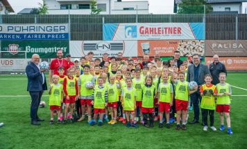 Neue Trainingsleibchen für Natternbachs Fußballnachwuchs